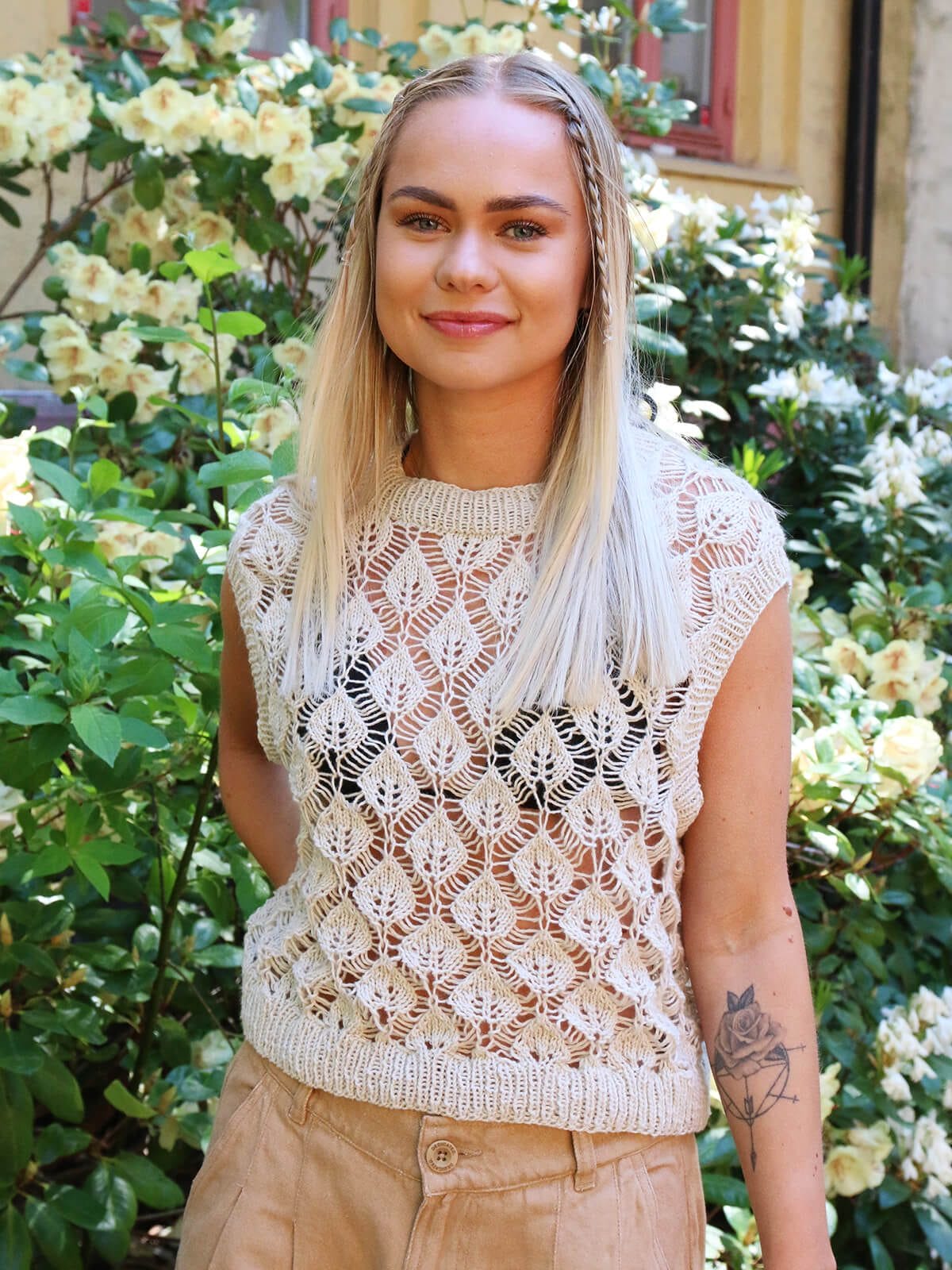 Eaphi U-Neck Leaf Pattern Knit Vest