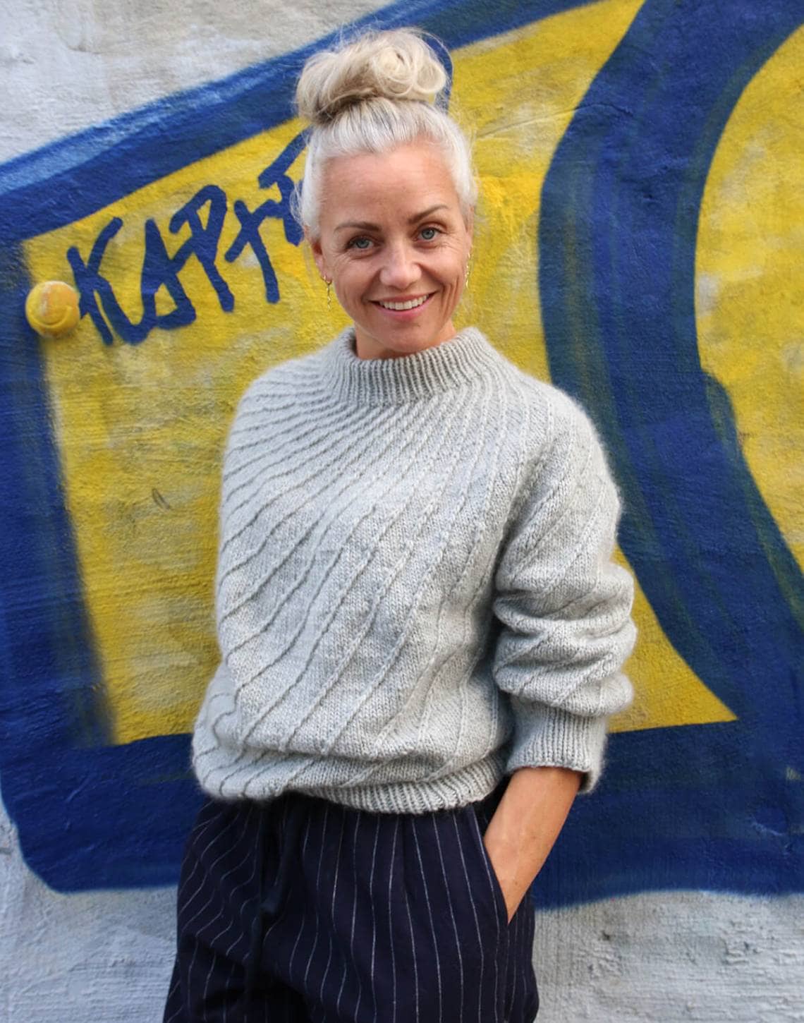 Norsk og engelsk strikkeoppskrifter på rundfelt rundøkt genser til dame i merinoull merino garn