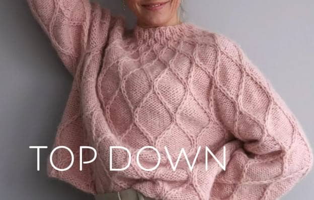 TOP DOWN - Nærbilde av rosa strikket genser i strukturstrikk strikket i Pickles Tjukk Merino og Pickles Soft Fuzz